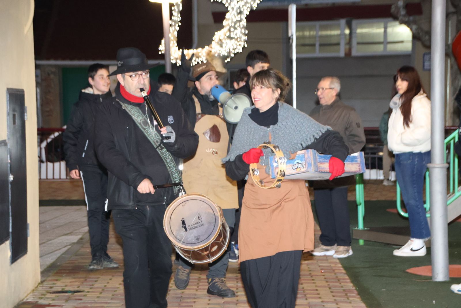 Castañada popular acompañada de un bonito espectáculo circense en Castellanos de Moriscos