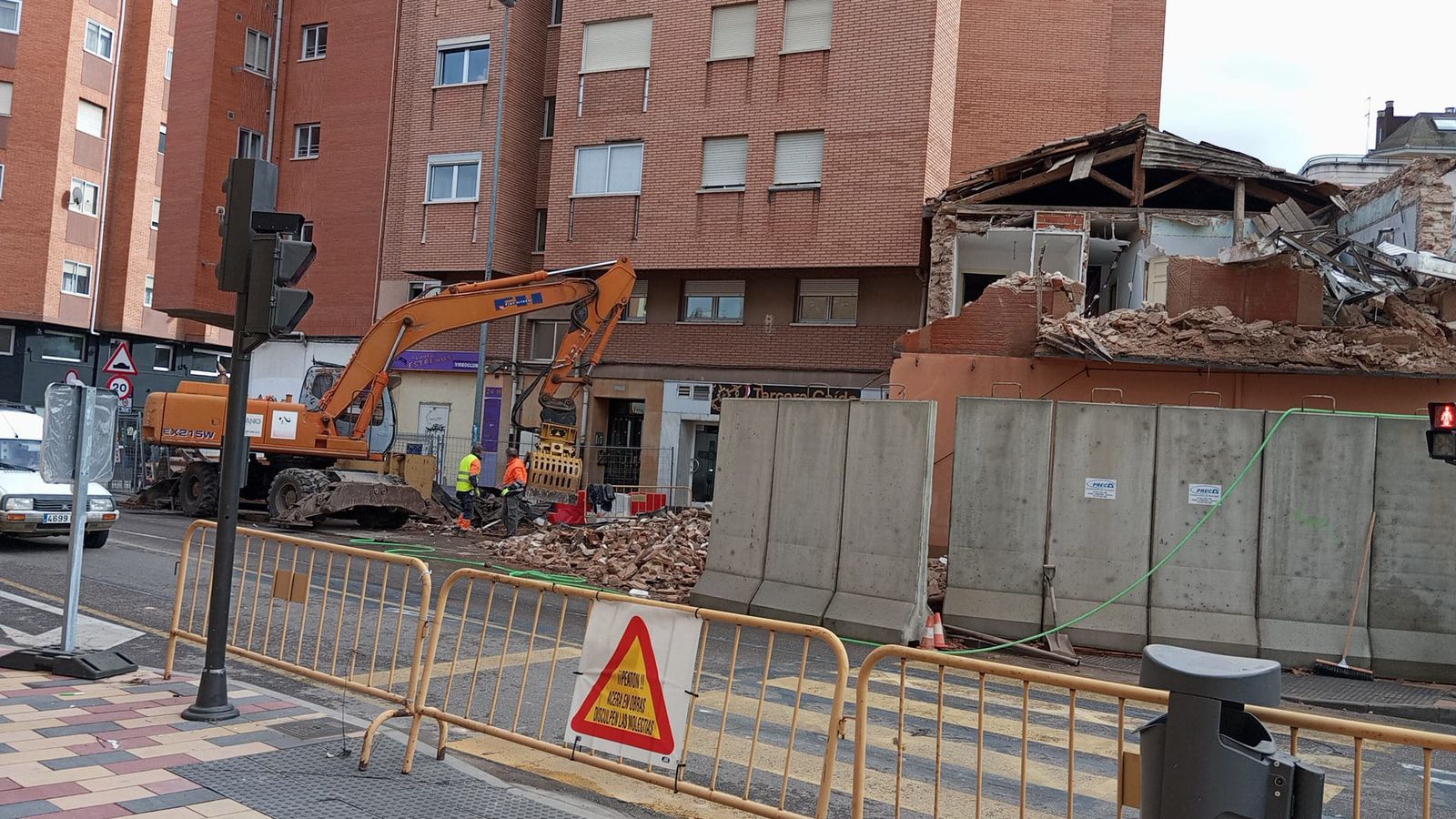 Trabajos de derribo en San Lázaro para mejorar el tráfico de la zona