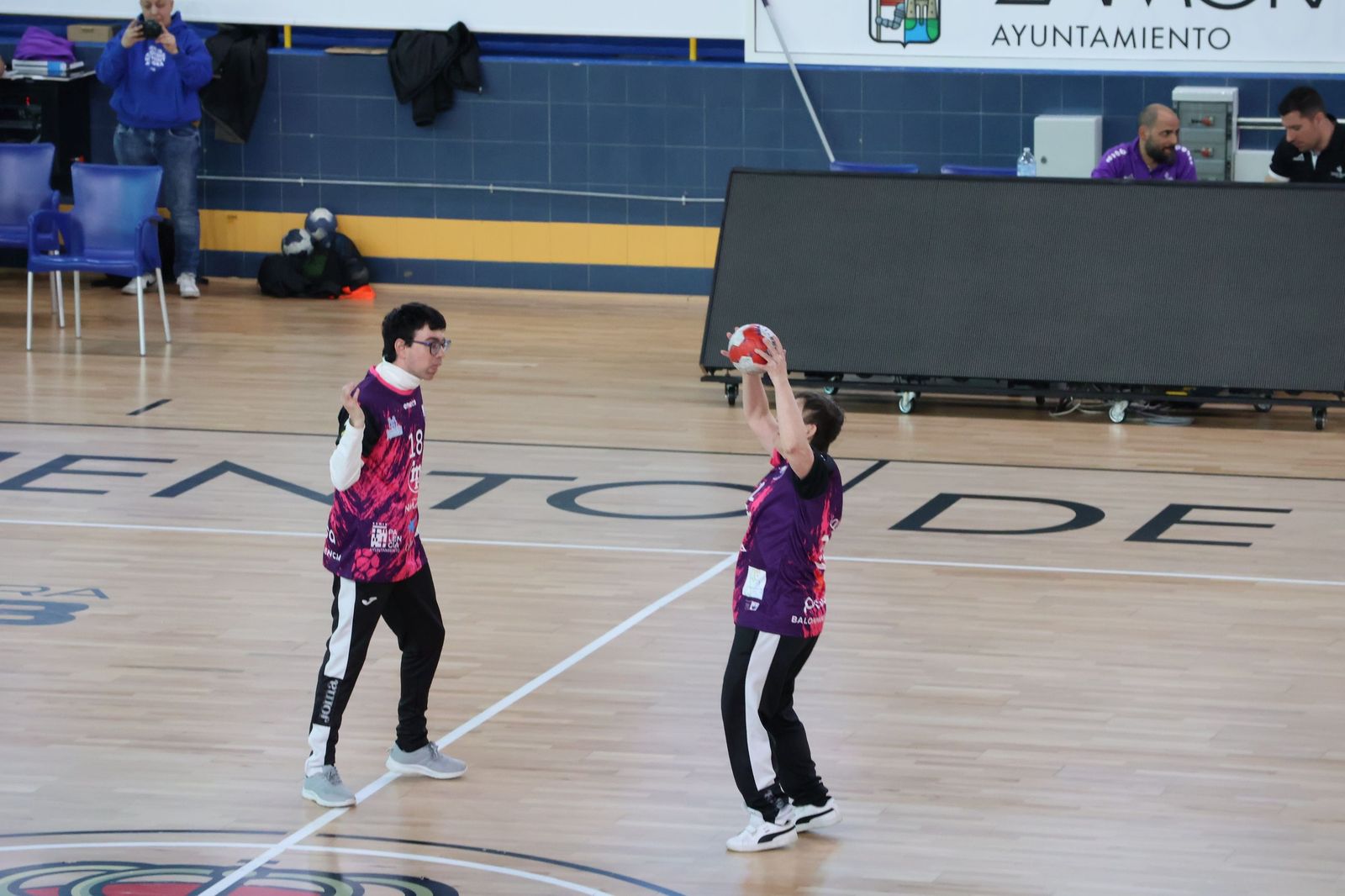 GALERÍA | El pabellón Ángel Nieto acoge el V Torneo de Balonmano Adaptado