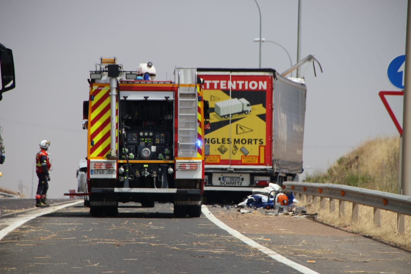 Un accidente entre dos camiones deja una persona inconciente en la A-62
