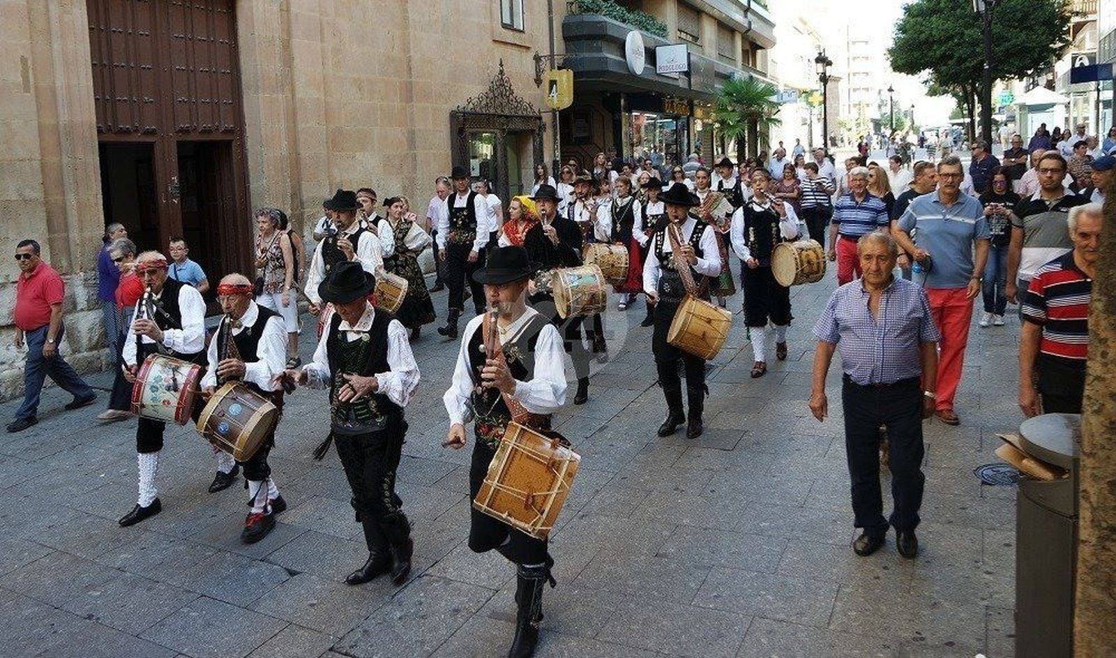 Música popular, homenaje y tradición en El Día del Tamborilero