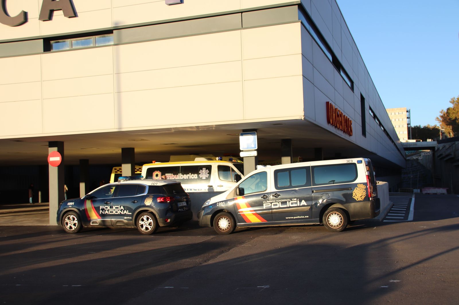 Furgón y coche de la Policía Nacional  en Urgencias del Hospital Universitario en una foto de archivo