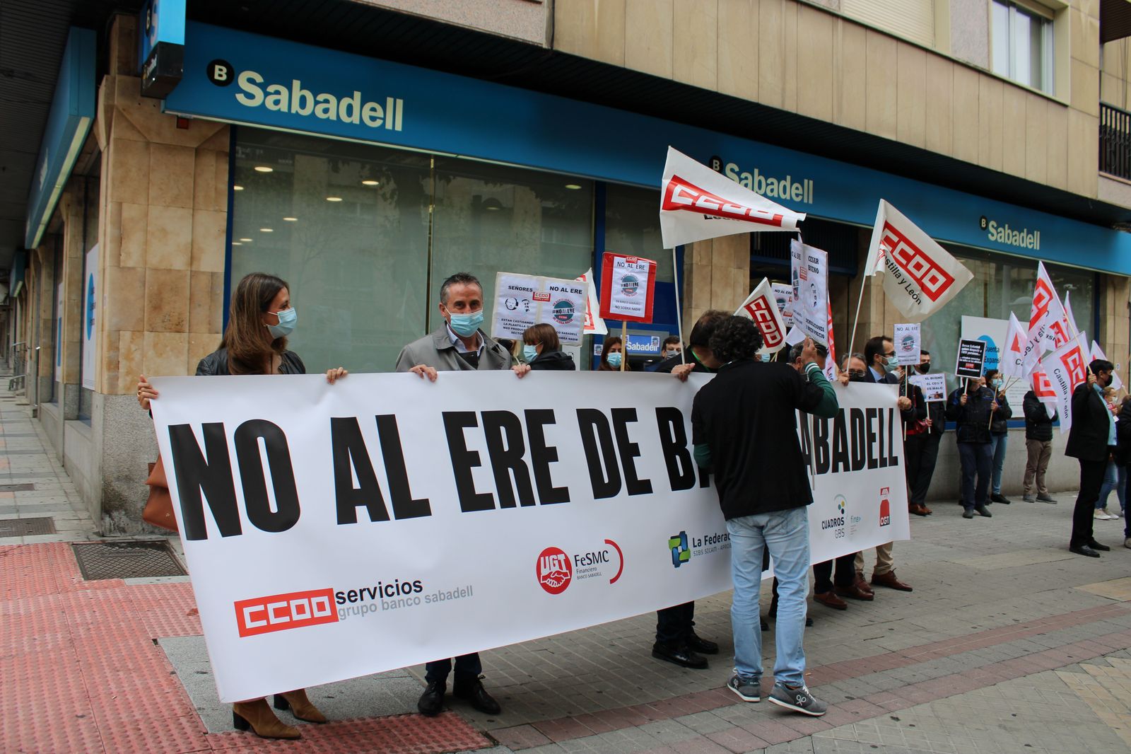 Los trabajadores del Banco Sabadell se manifiestan en contra del ERE.