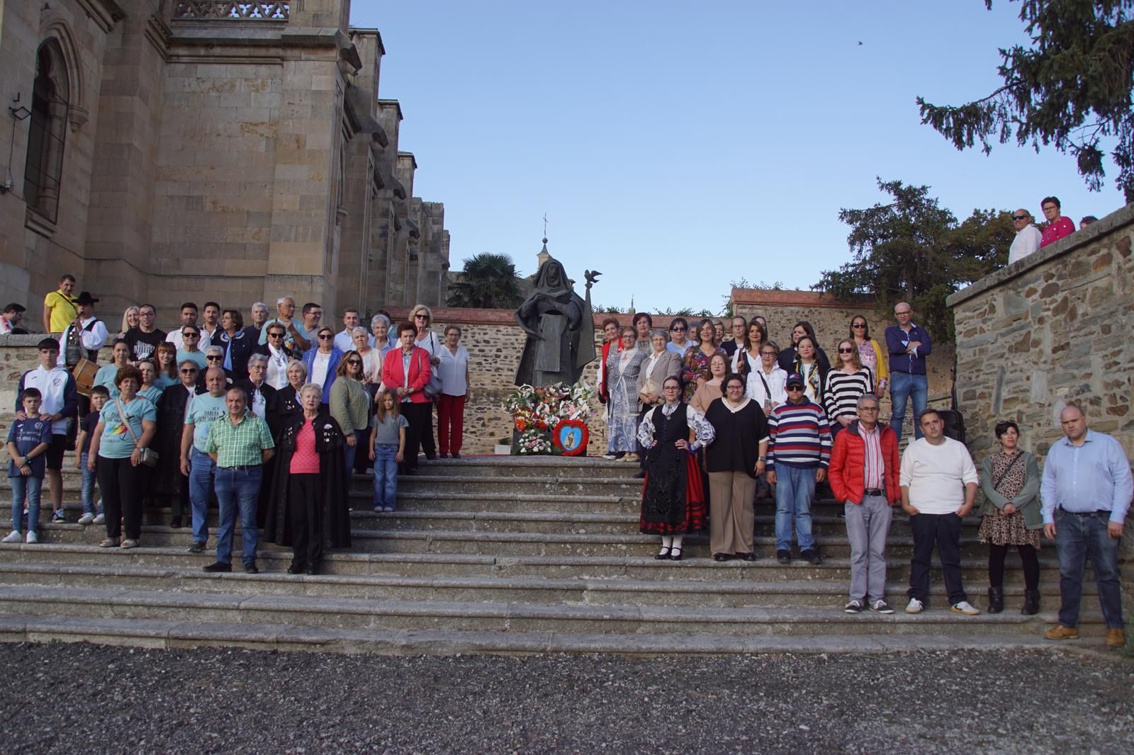Ofrenda Floral a Santa Teresa en Alba de Tormes (5).jpeg
