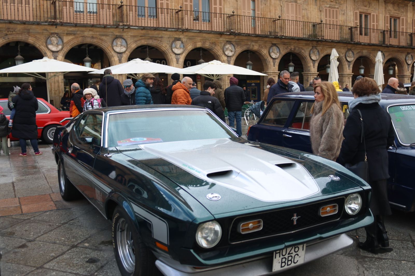 Exposición vehículos Día del Guardia Urbano en la Plaza Mayor de Salamanca