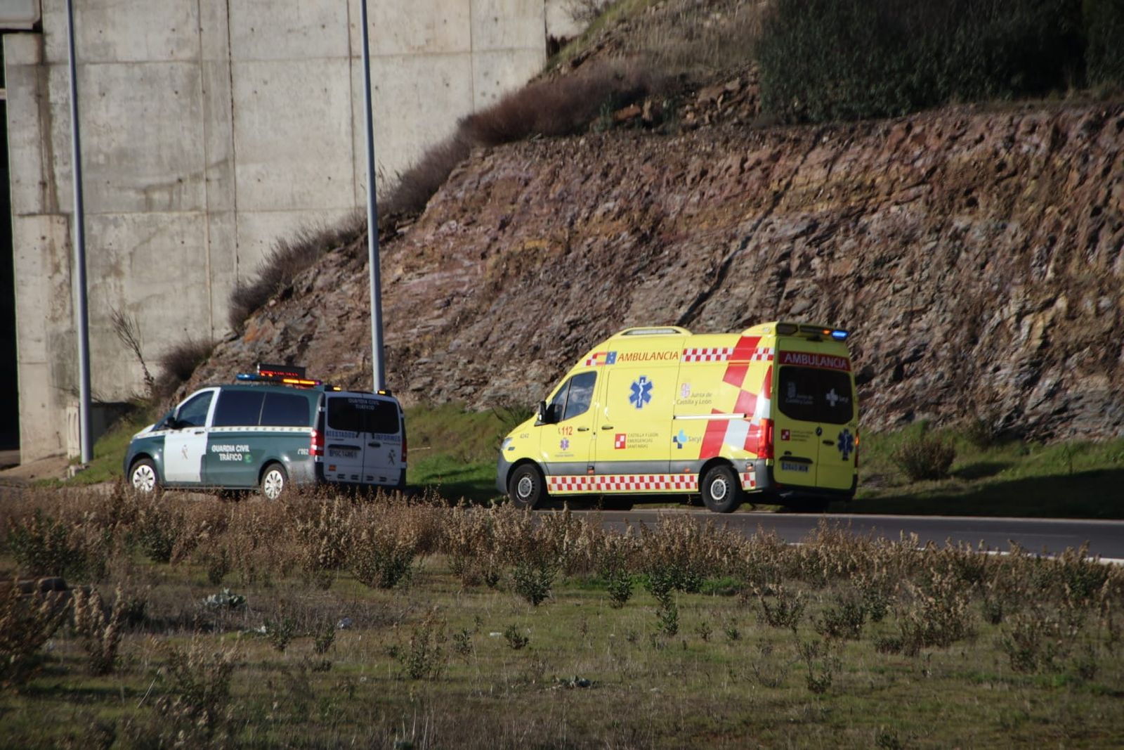 Un accidente entre un camión y un turismo se salda con un bebé y un adulto heridos