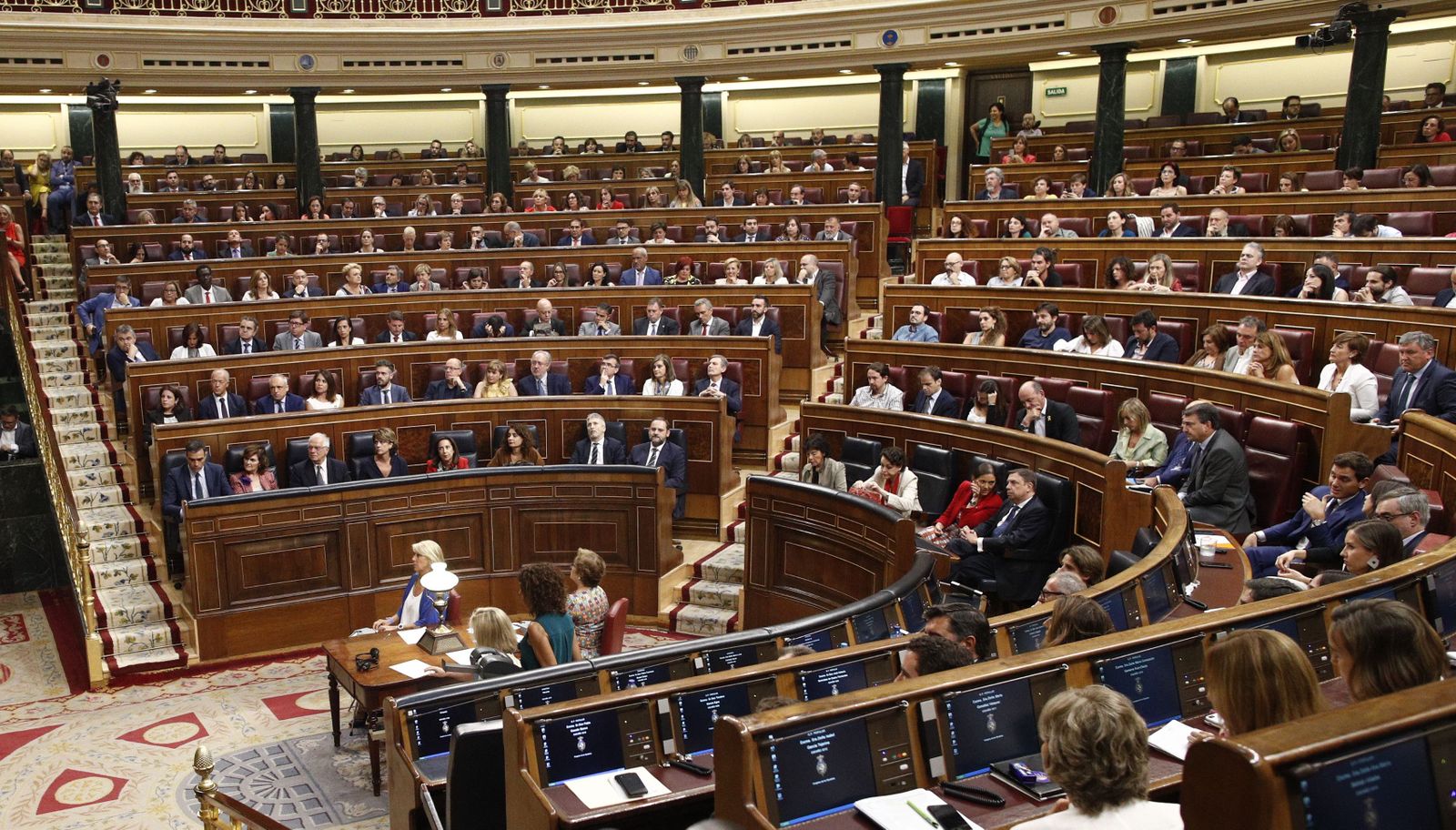 Vista general del hemiciclo del Congreso de los Diputados durante la segunda y definitiva votación para su investidura del candidato socialista a la Presidencia del Gobierno. Vista general del hemiciclo del Congreso de los Diputados durante la segunda y definitiva votación para su investidura del candidato socialista a la Presidencia del Gobierno.