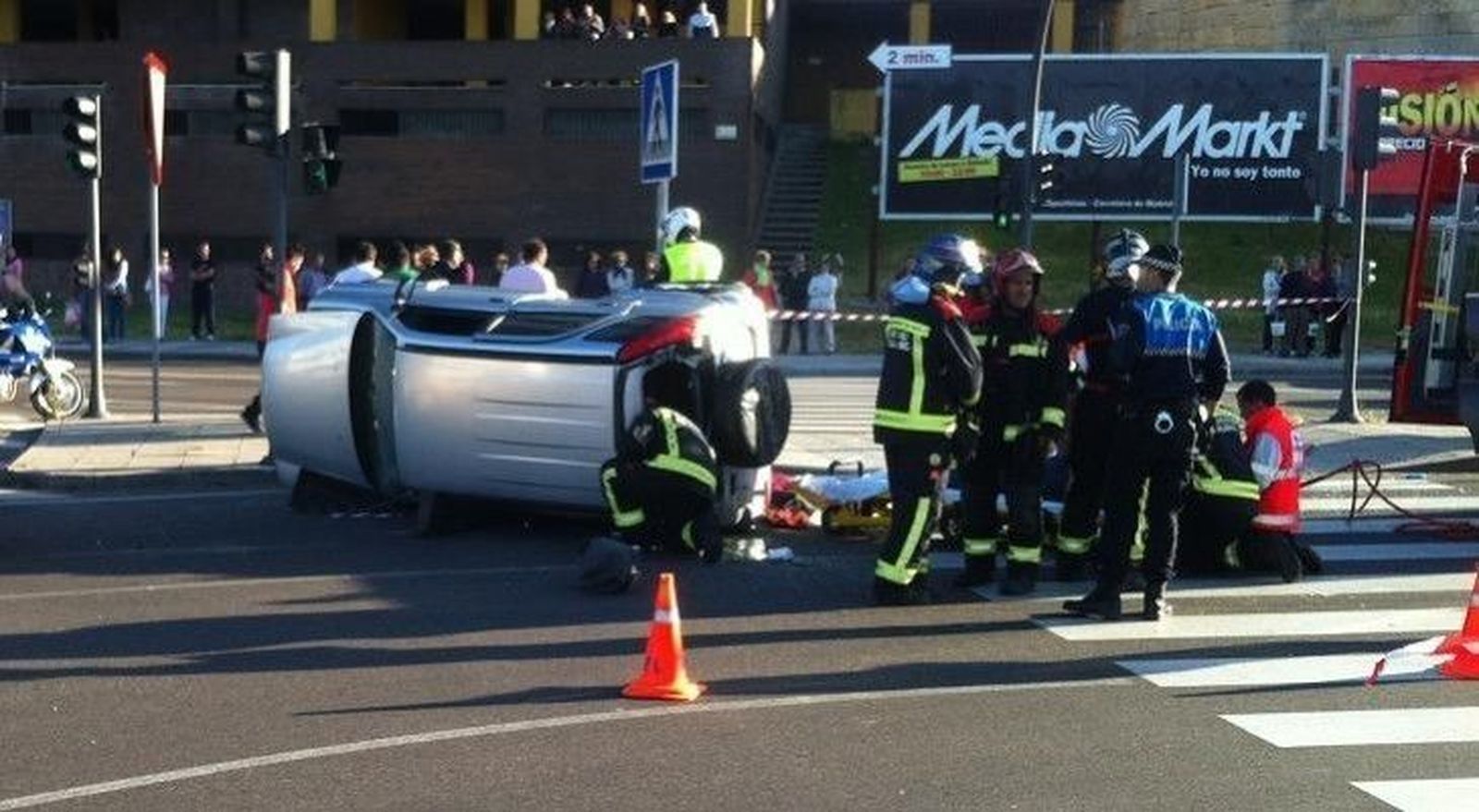 Tres heridos en un accidente en la rotonda del puente Príncipe de Asturias