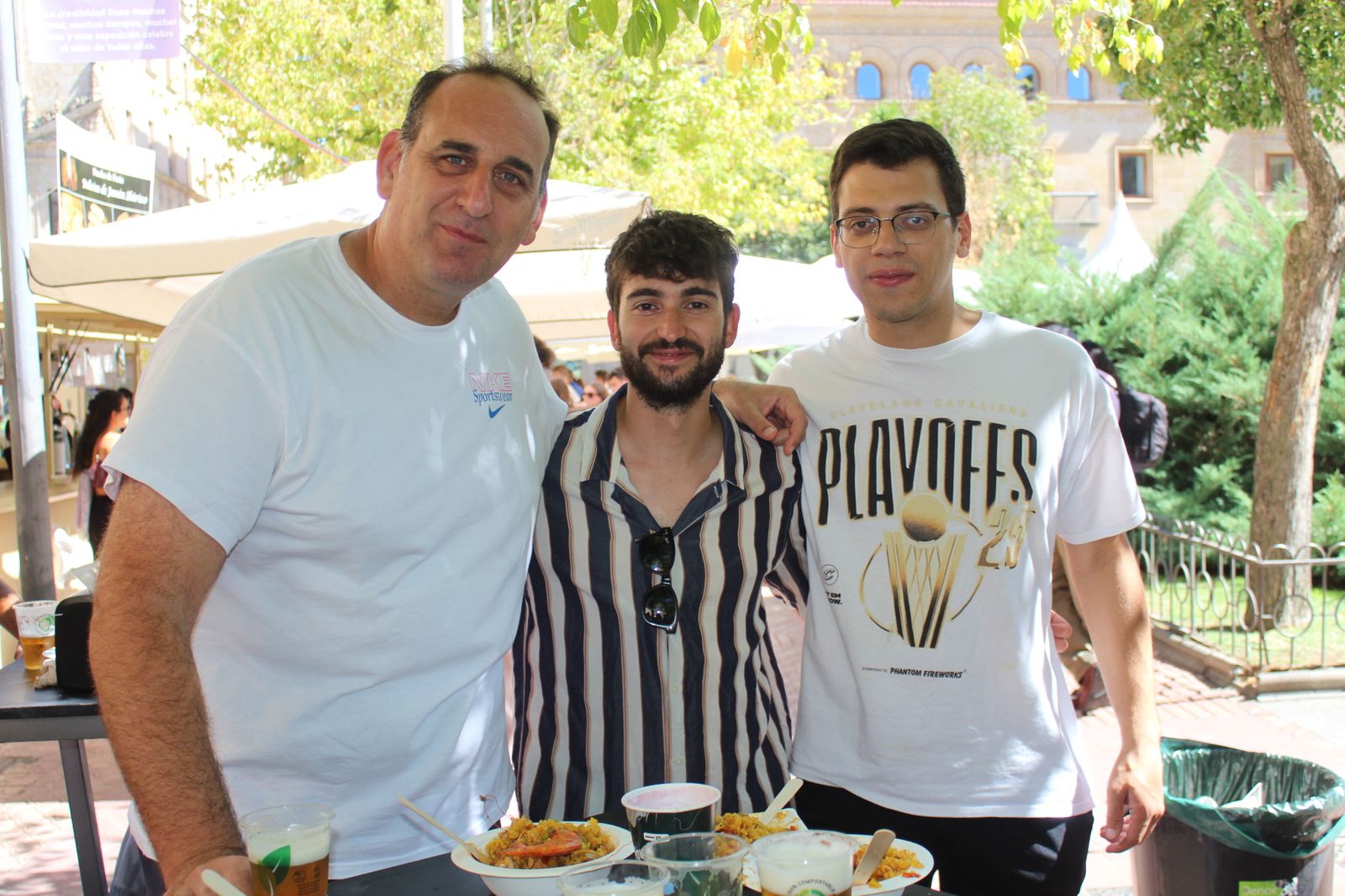 Ambiente en la Feria de Día en el mediodía de este domingo
