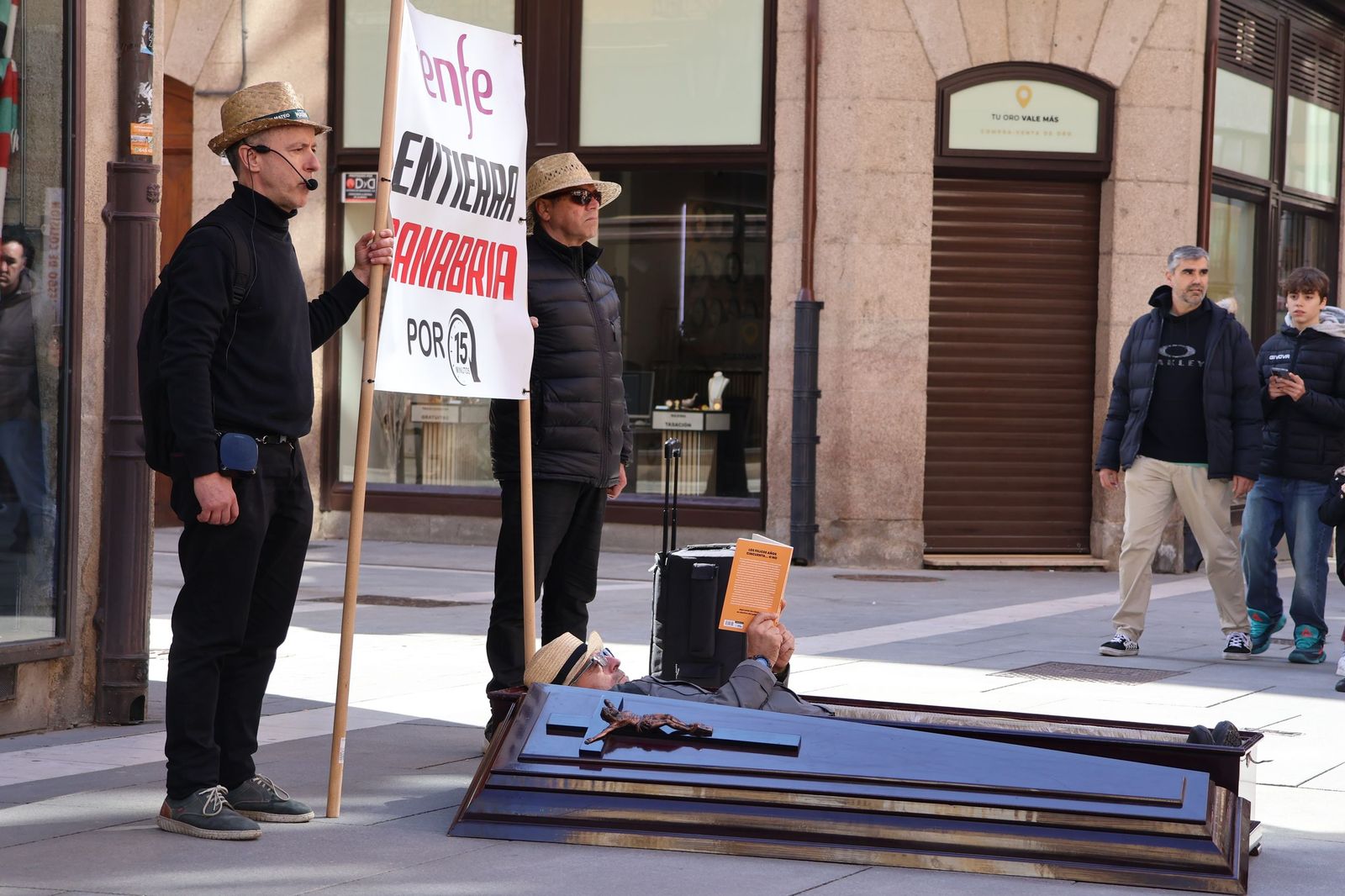 GALERÍA | La simbólica reivindicación 'Renfe entierra Sanabria' llega al centro de Zamora