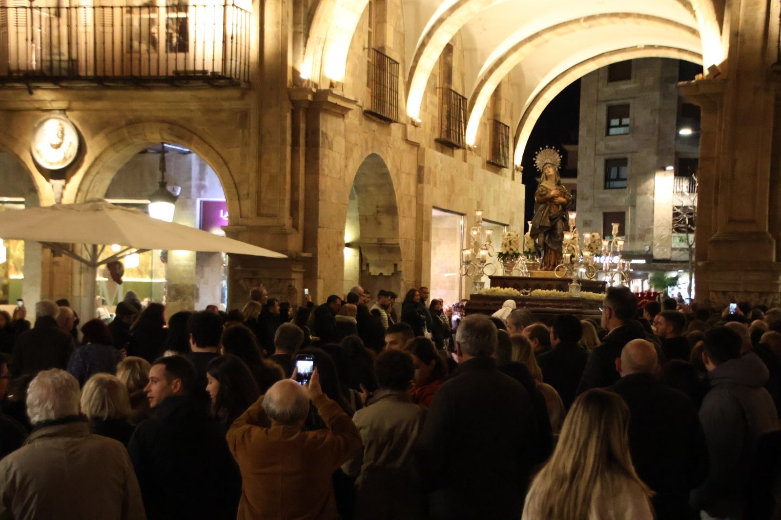 Emotivo desfile por el centenario de Seráfica Hermandad de Nazarenos con gran presencia de niños