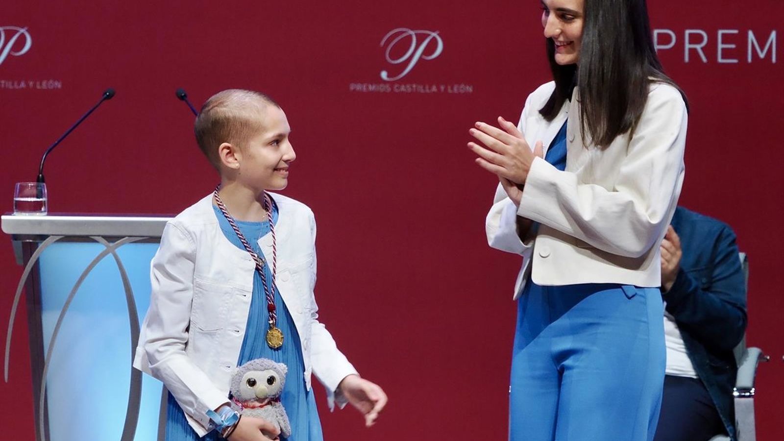 La galardonada María Caamaño Múñez recibiendo el Premio Castilla y León de los Valores Humanos y Sociales 2024