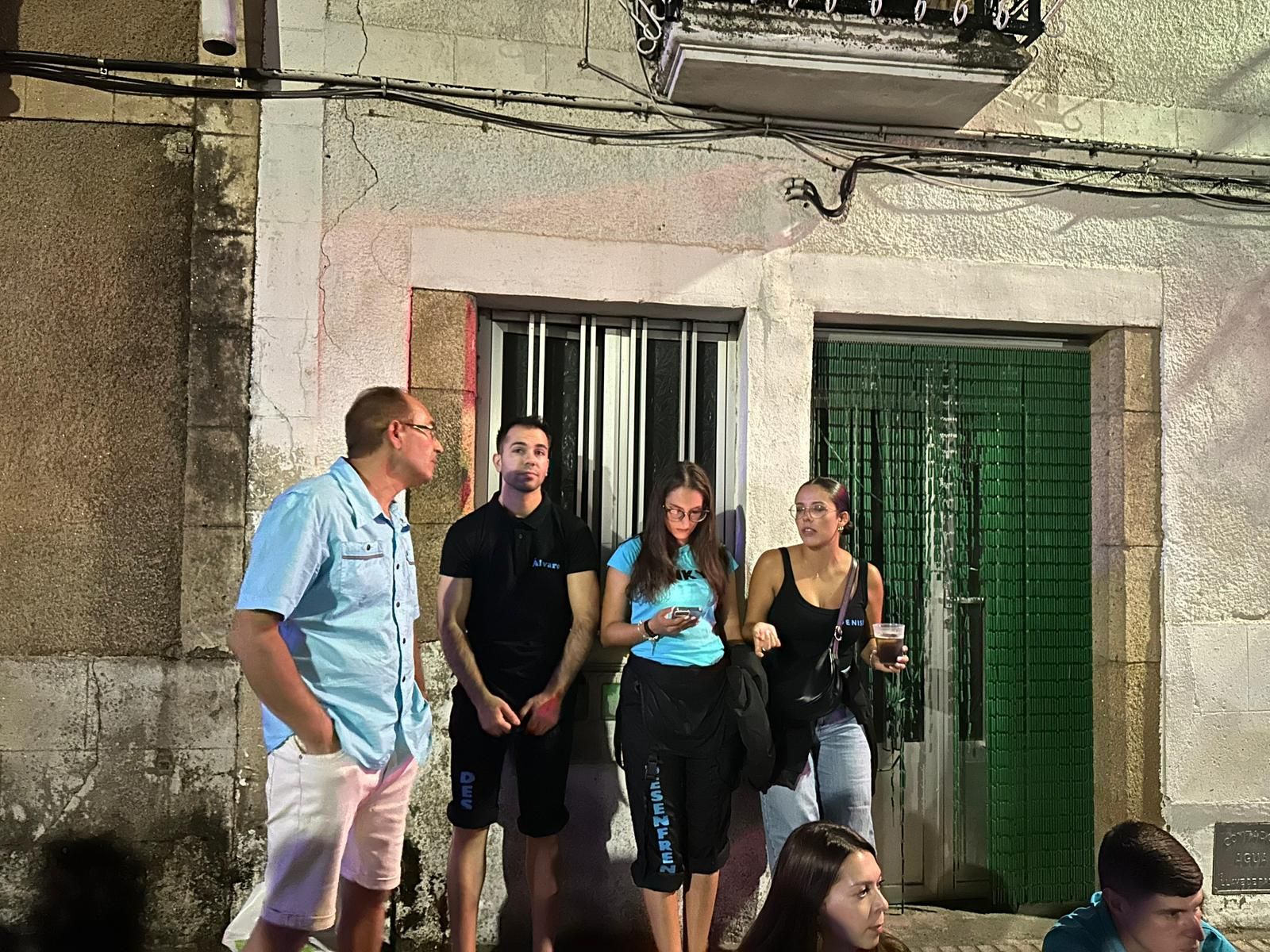 El desfile de carrozas de Aldeadávila vuelve a llenar de luz y color las calles en sus fiestas