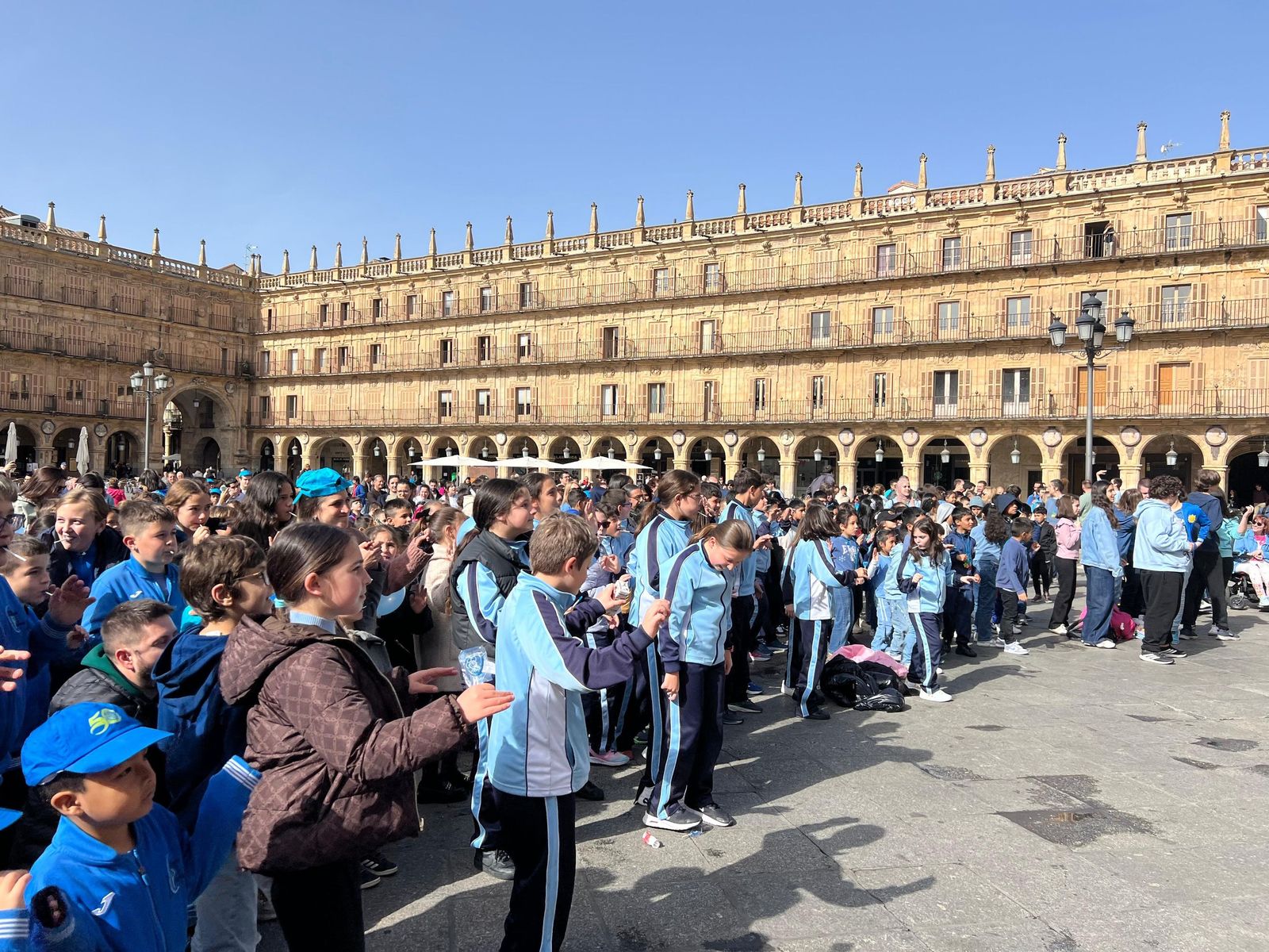 Acto de sensibilización en la Plaza Mayor de Salamanca con motivo del Día Mundial de Concienciación sobre el Autismo