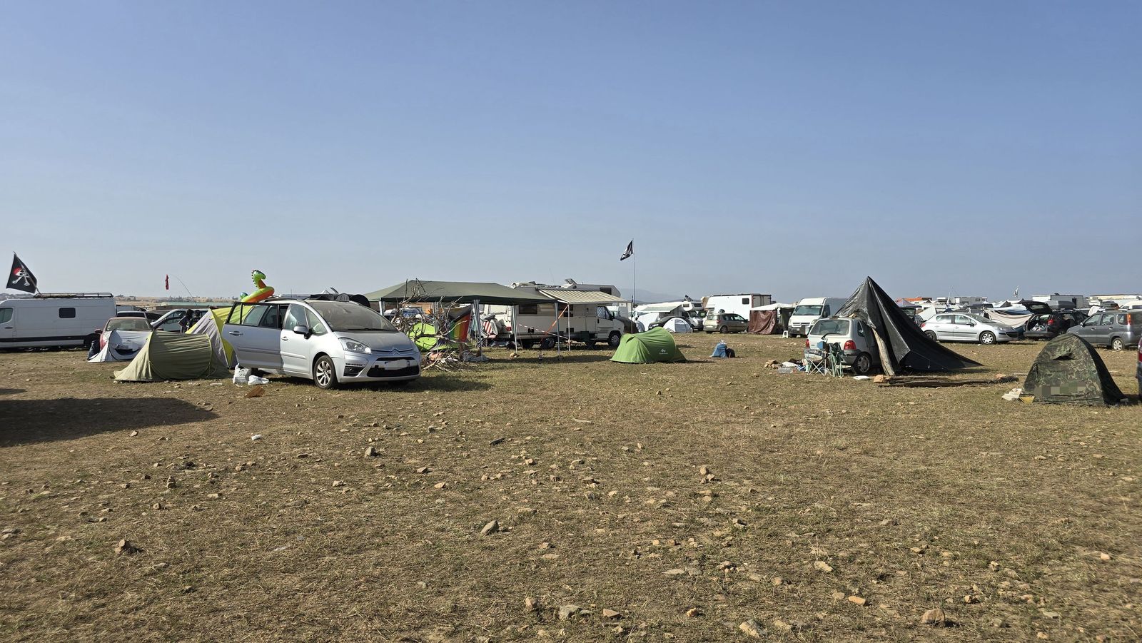 Sigue la rave con cientos de campistas en el entorno del pantano de Santa Teresa