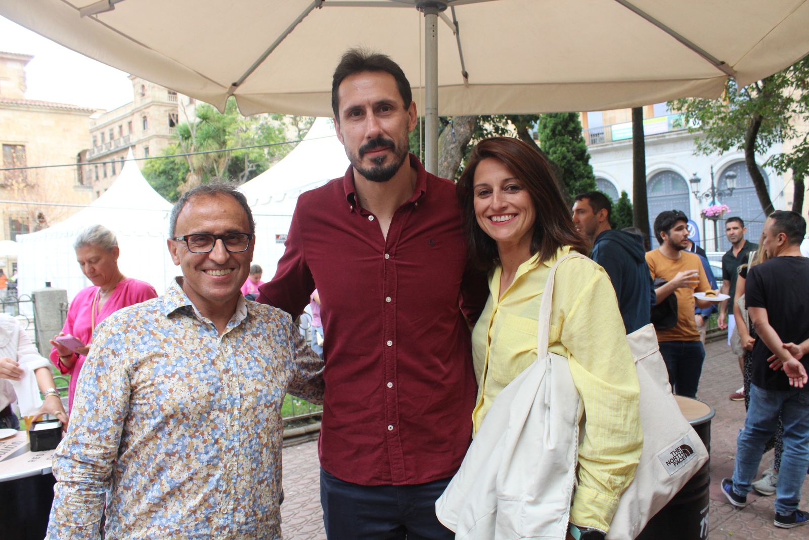Ambiente en la Feria de Día en el mediodía de este domingo