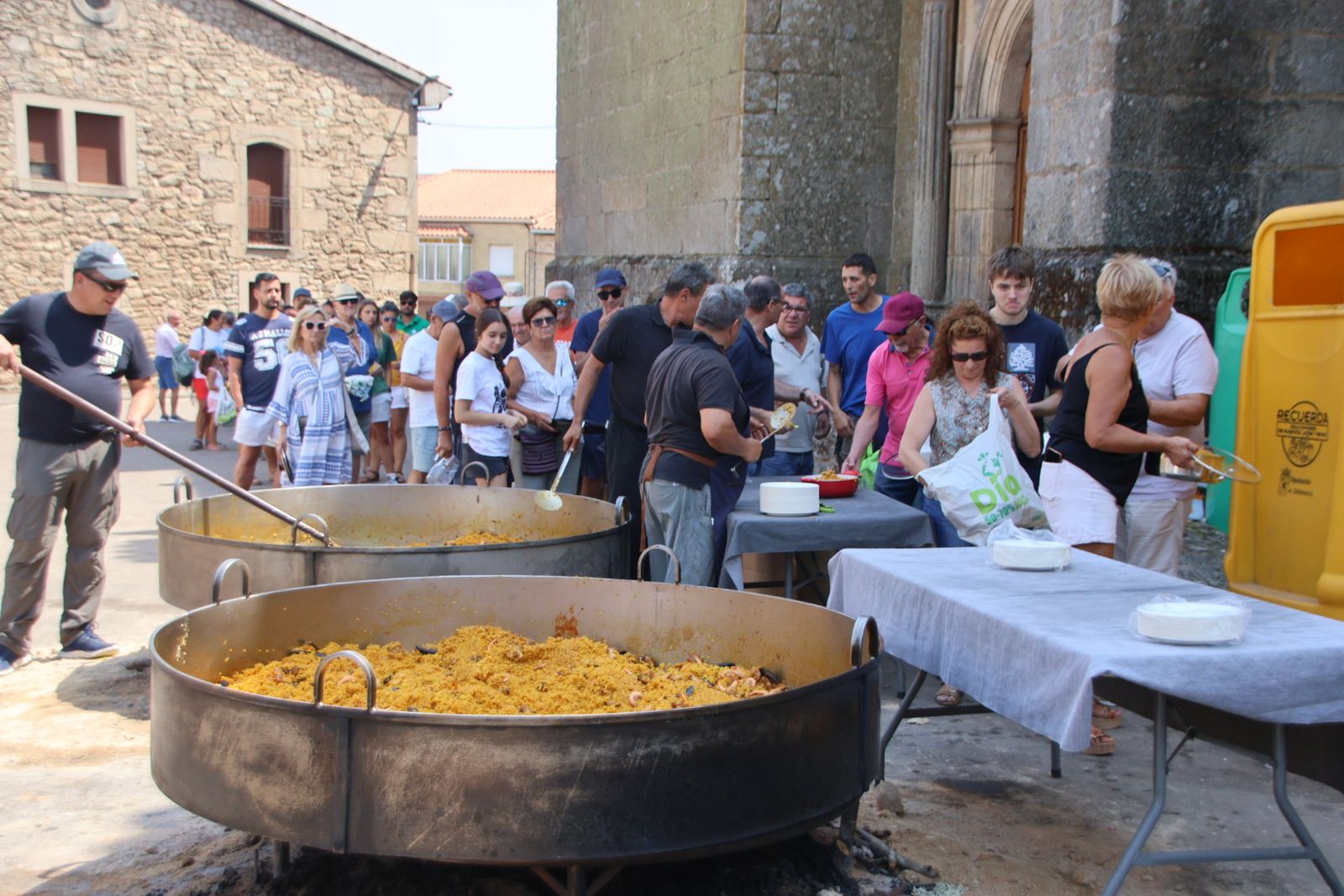 Masueco paella popular en la plaza