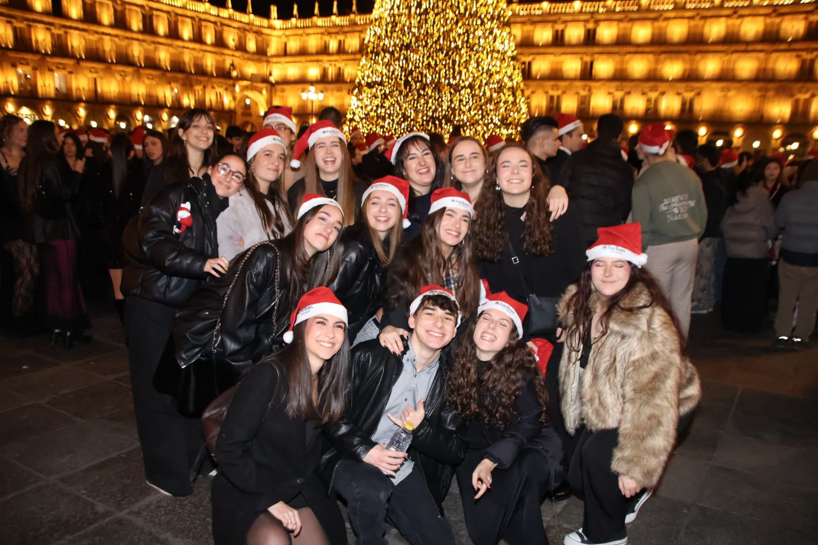 Miles de personas disfrutan de las campanadas y la fiesta del Fin de Año Universitario