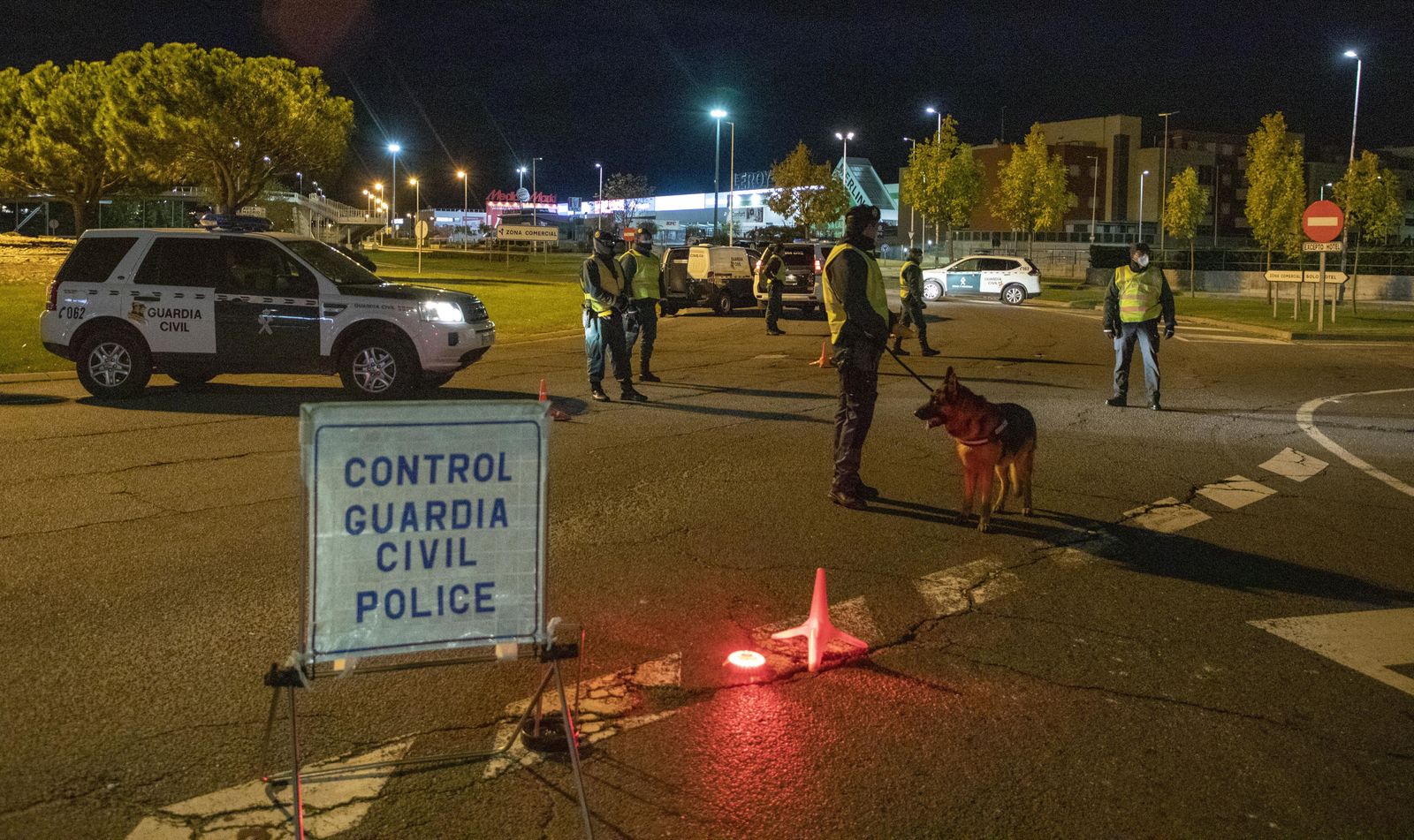 Control de la Guardia Civil en la rotonda de Santa Marta | Agencia ICAL