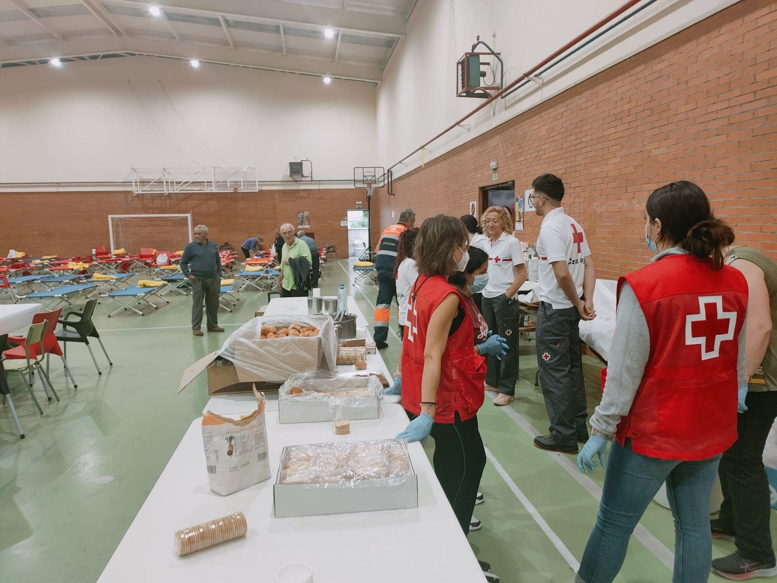 Cruz Roja durante su intervención en el incendio de la Sierra de la Culebra