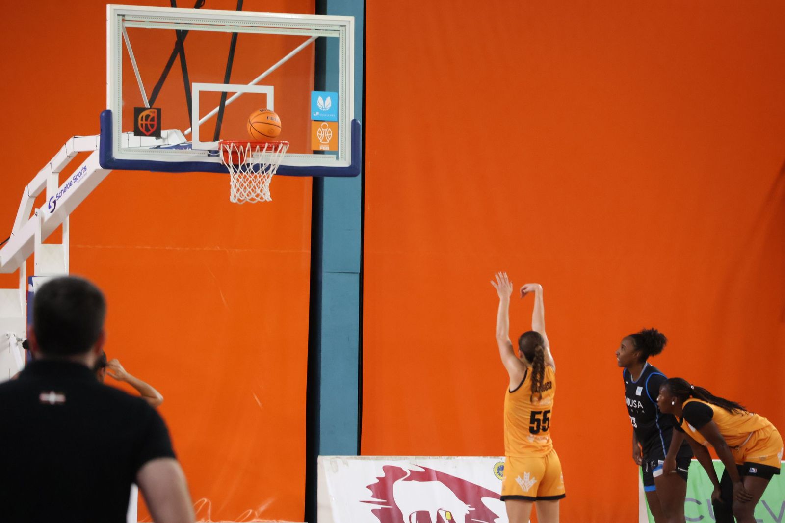 GALERÍA | Encuentro muy ajustado entre el Zamarat y el Domusa Teknik