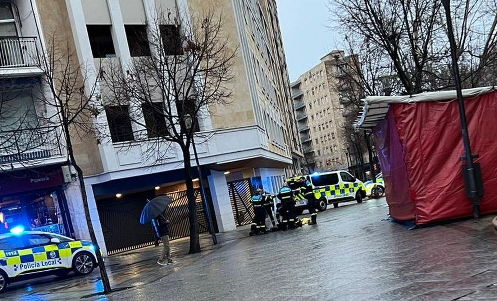 La Policía Local salva la vida a una persona que sufrió un infarto en Plaza España / FOTO SALAMANCA24HORAS.COM