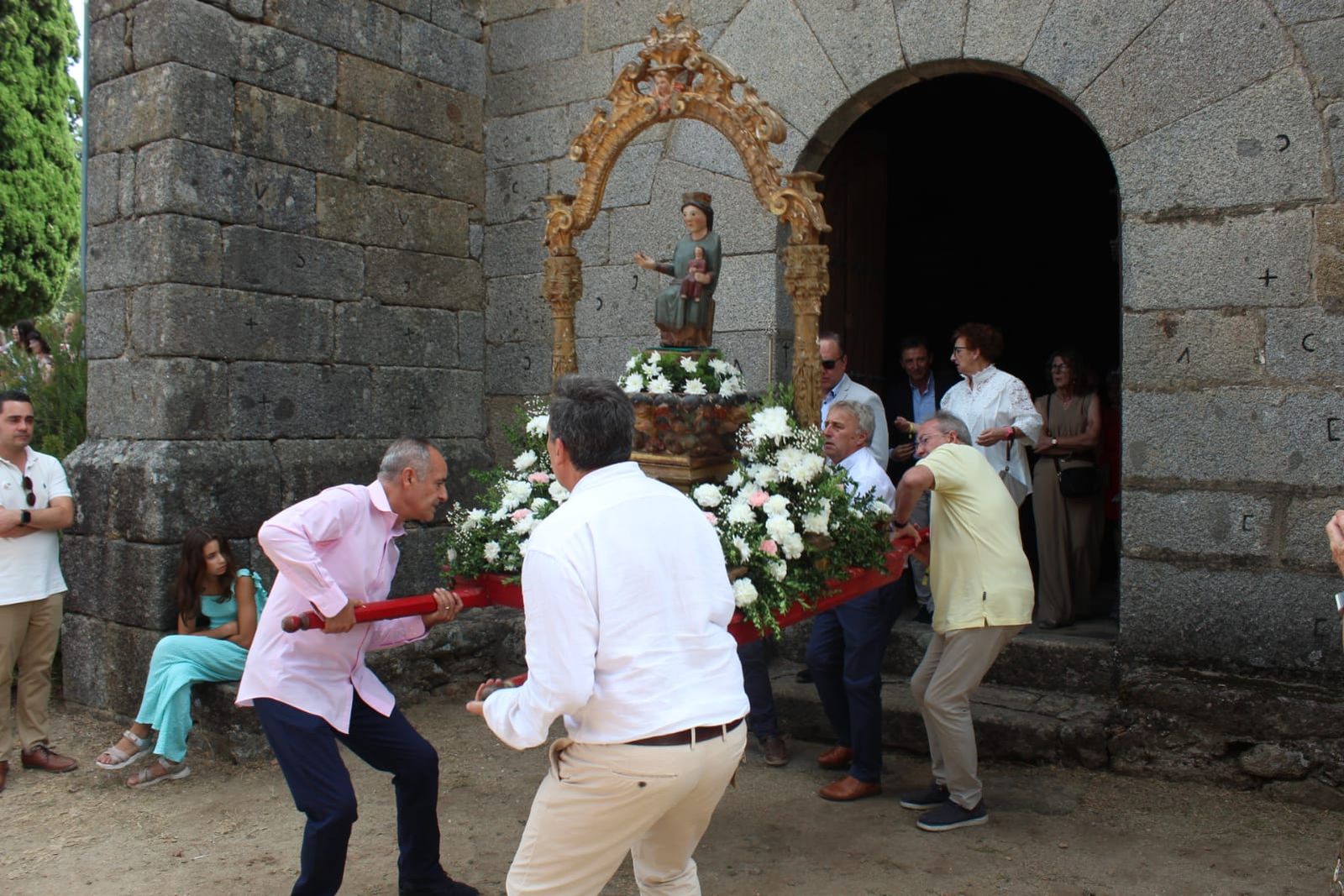 solemne-misa-en-la-iglesia-del-robledo-de-sequeros-procesion-y-ofertorio-34