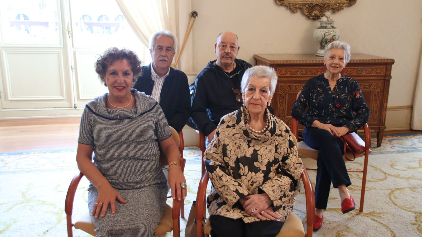 Familia de Celedonia Velázquez durante la entrega de placas por su centenario en el Ayuntamiento de Salamanca