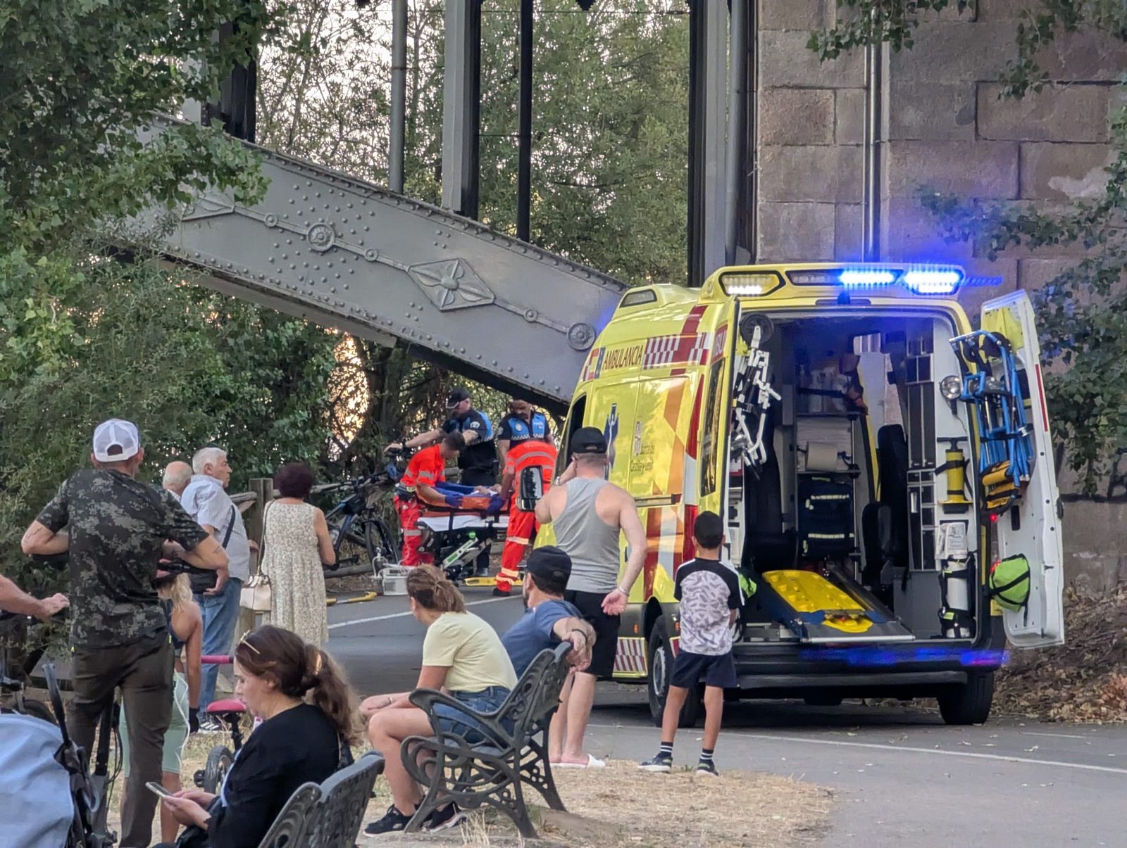 Una persona herida tras sufrir una caída con un patinete en el carril bici del río