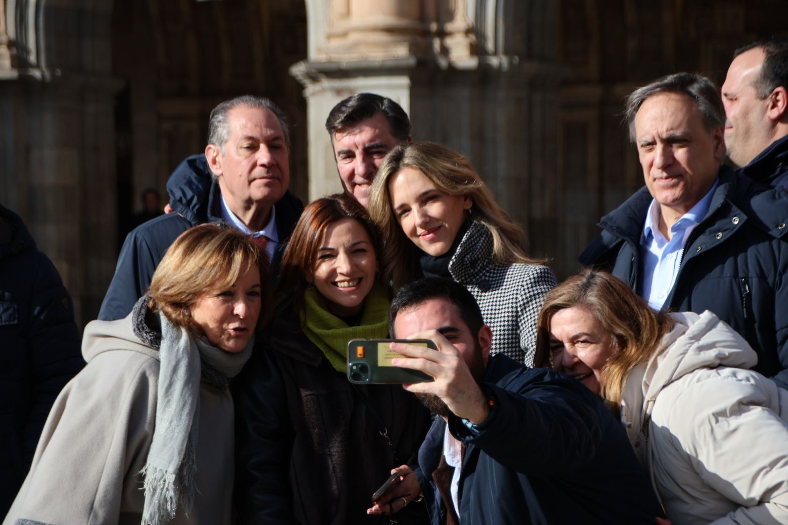 Cayetana Álvarez de Toledo y Carlos García Carbayo, dan un paseo electoral por la Plaza Mayor