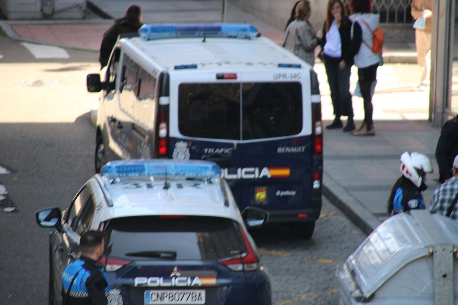 policia-nacional-y-local-en-una-intervencion-en-la-calle-rodriguez-fabres-14