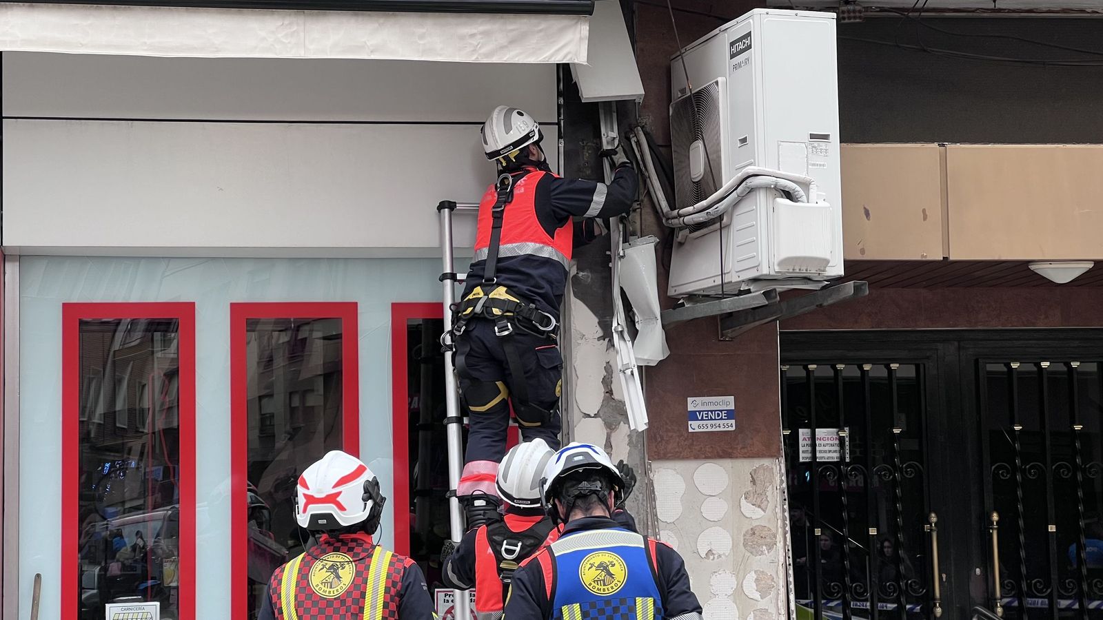El choque de un autobús contra un edificio de la avenida Portugal deja al menos cuatro heridos