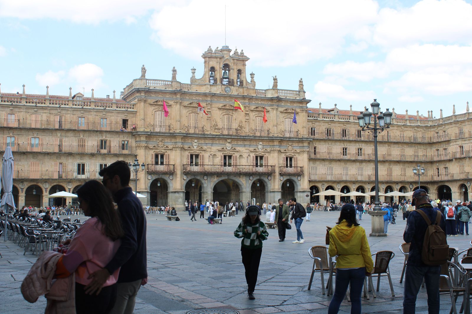 Plaza Mayor de Salamanca, fachada del Ayuntamiento, gente. Foto de archivo