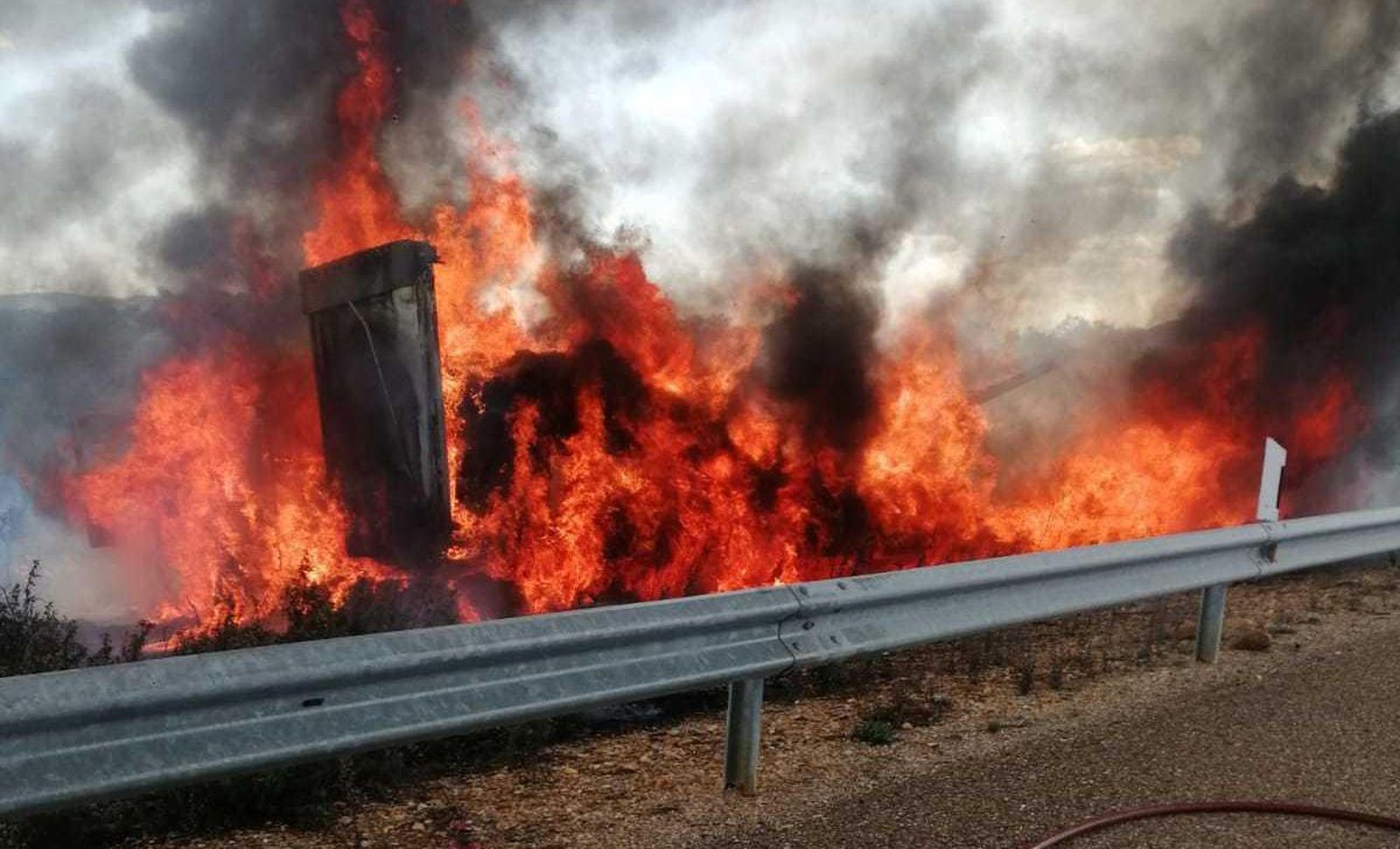 incendio-en-un-camion-tras-colisionar-con-una-furgoneta-3