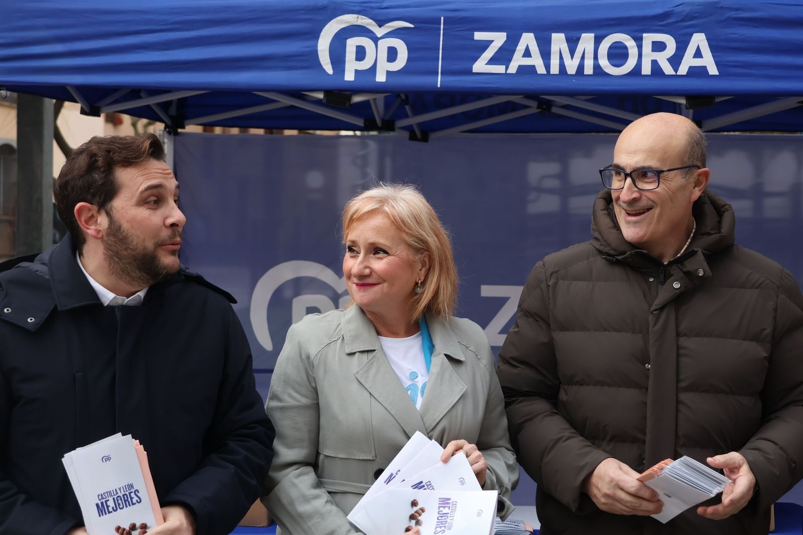 Víctor López de la Parte, Leticia García y Fernando Prada frente a la mesa informativa