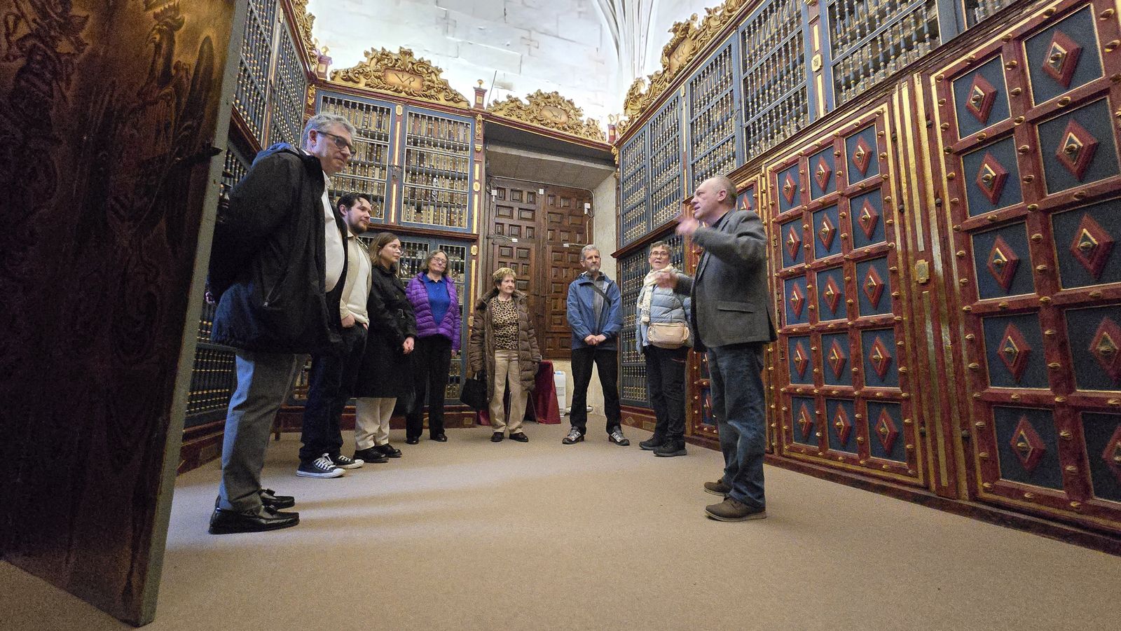 El concejal de Turismo, Ángel Fernández, entrega los premios del sorteo de la XVI edición de Las Llaves de la Ciudad