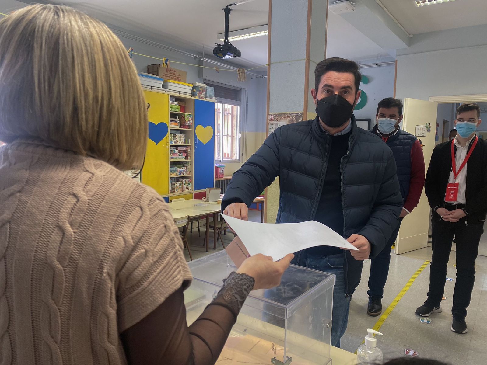 Antidio Fagúndez ejerce su derecho a voto. Foto  María Lorenzo