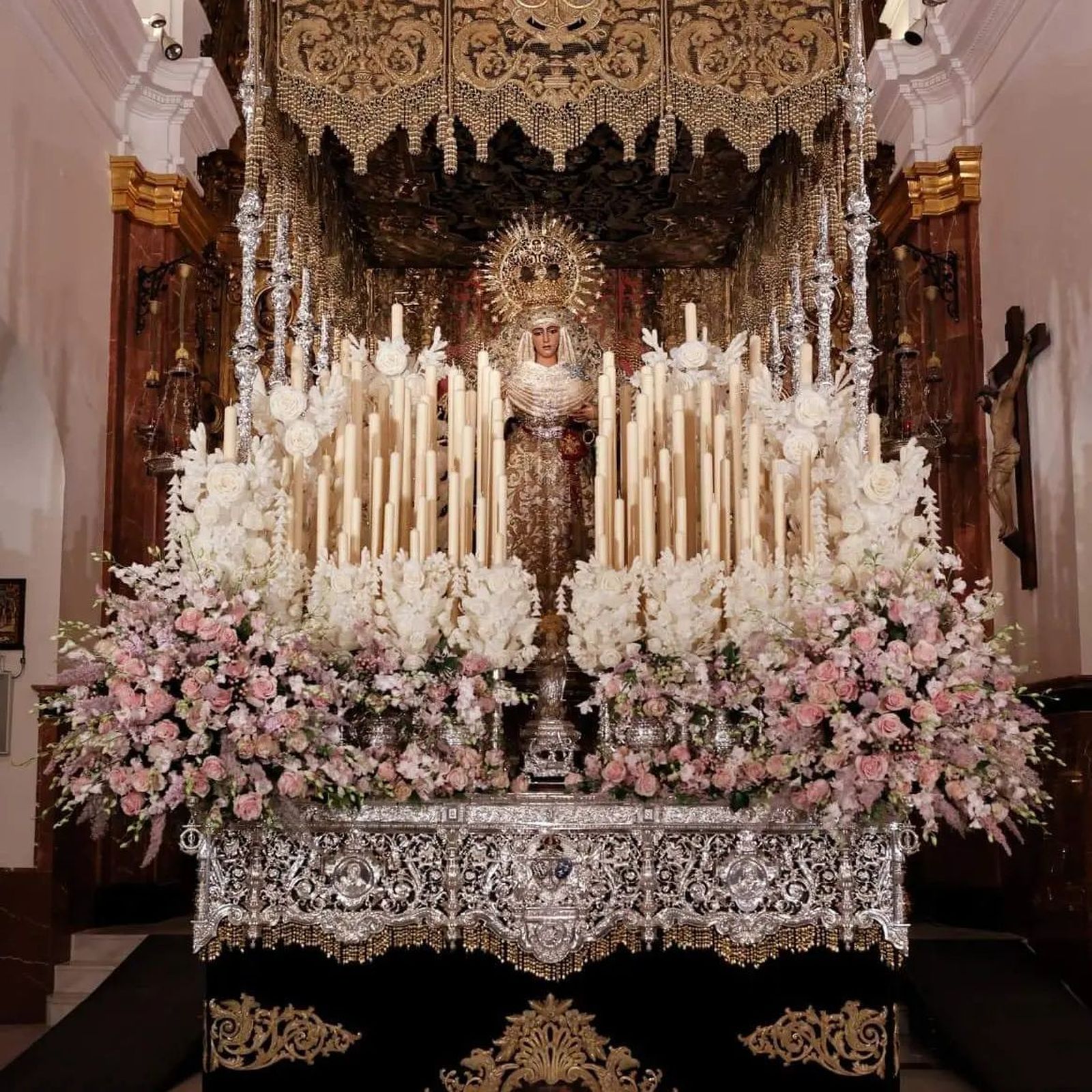 Imagen de la Esperanza de Triana decorada por una floristería de Zamora