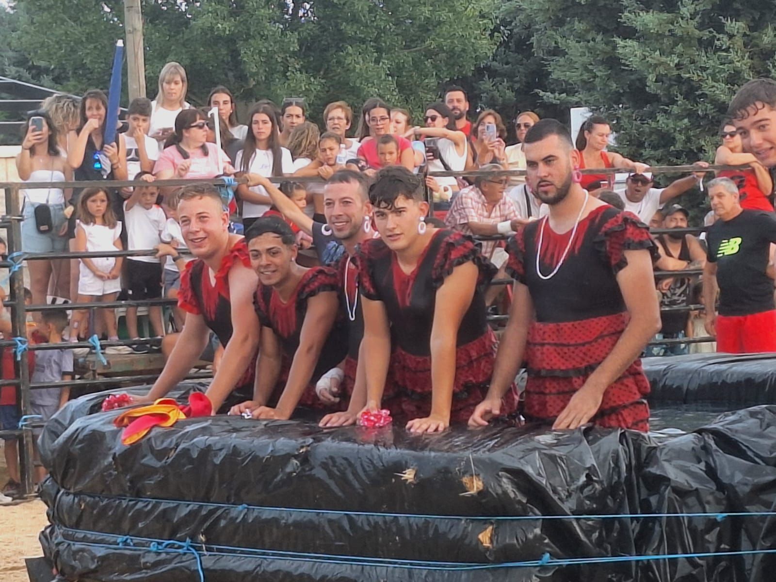 Cientos de personas disfrutan de las vaquillas de Valdelosa