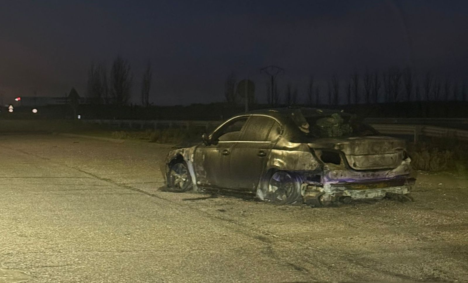 Vehículo calcinado en un garaje de Castellanos de Moriscos
