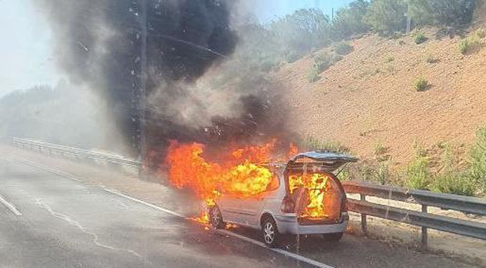 Un vehículo echa a arder en mitad de la carretera entre Toro y Zamora