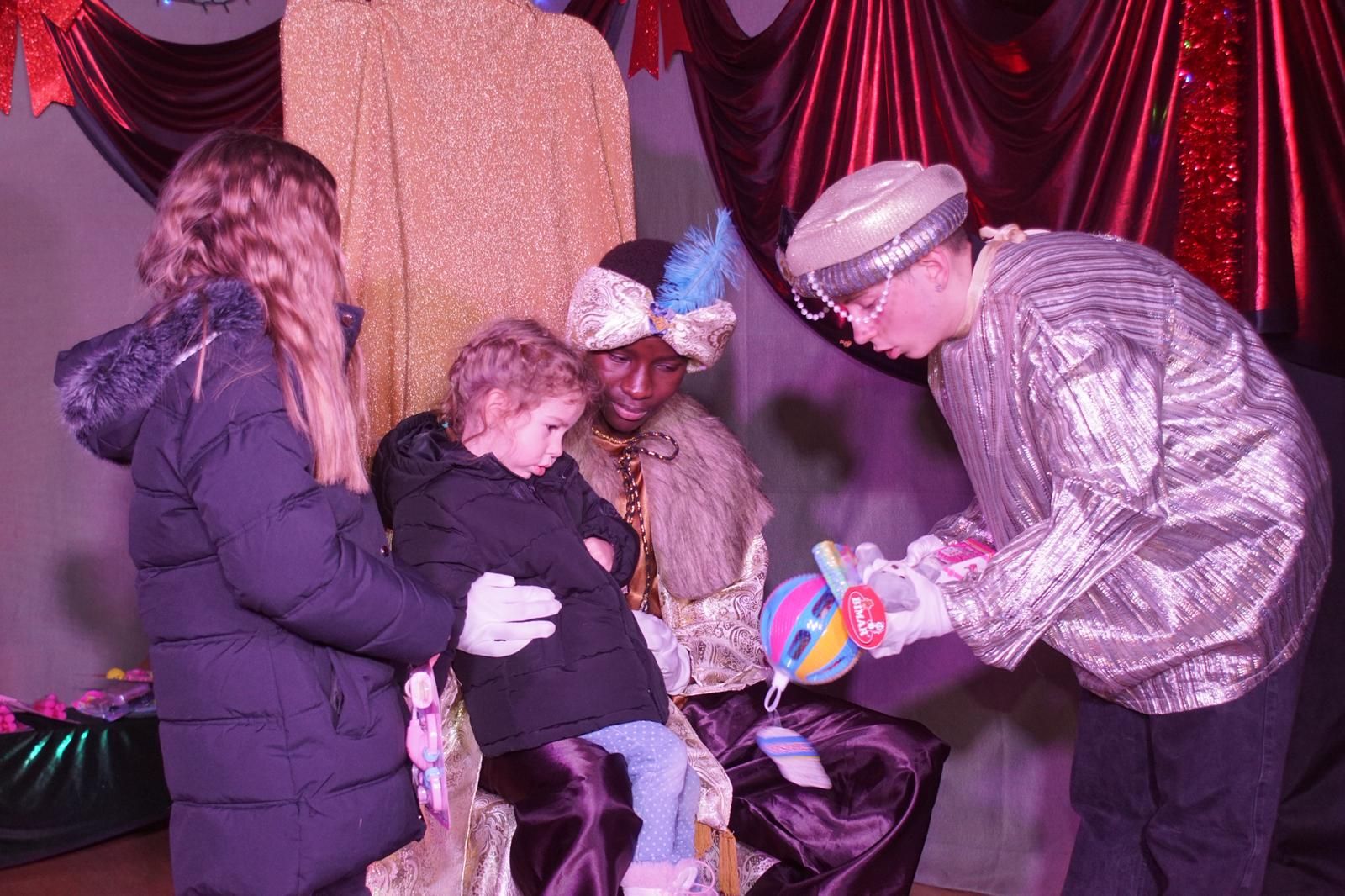 Los Reyes Magos reciben las cartas de los niños de El Encinar