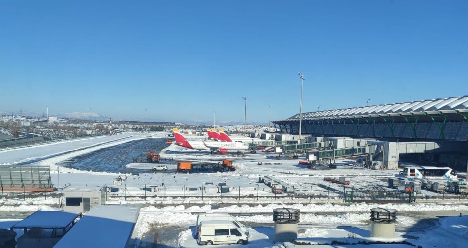 Aspecto de Barajas cubierto de nieve