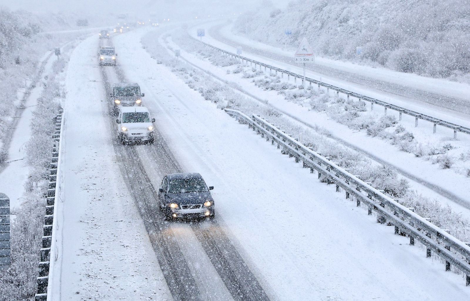 Nieve en la A-66, entre Guijuelo y Bejar