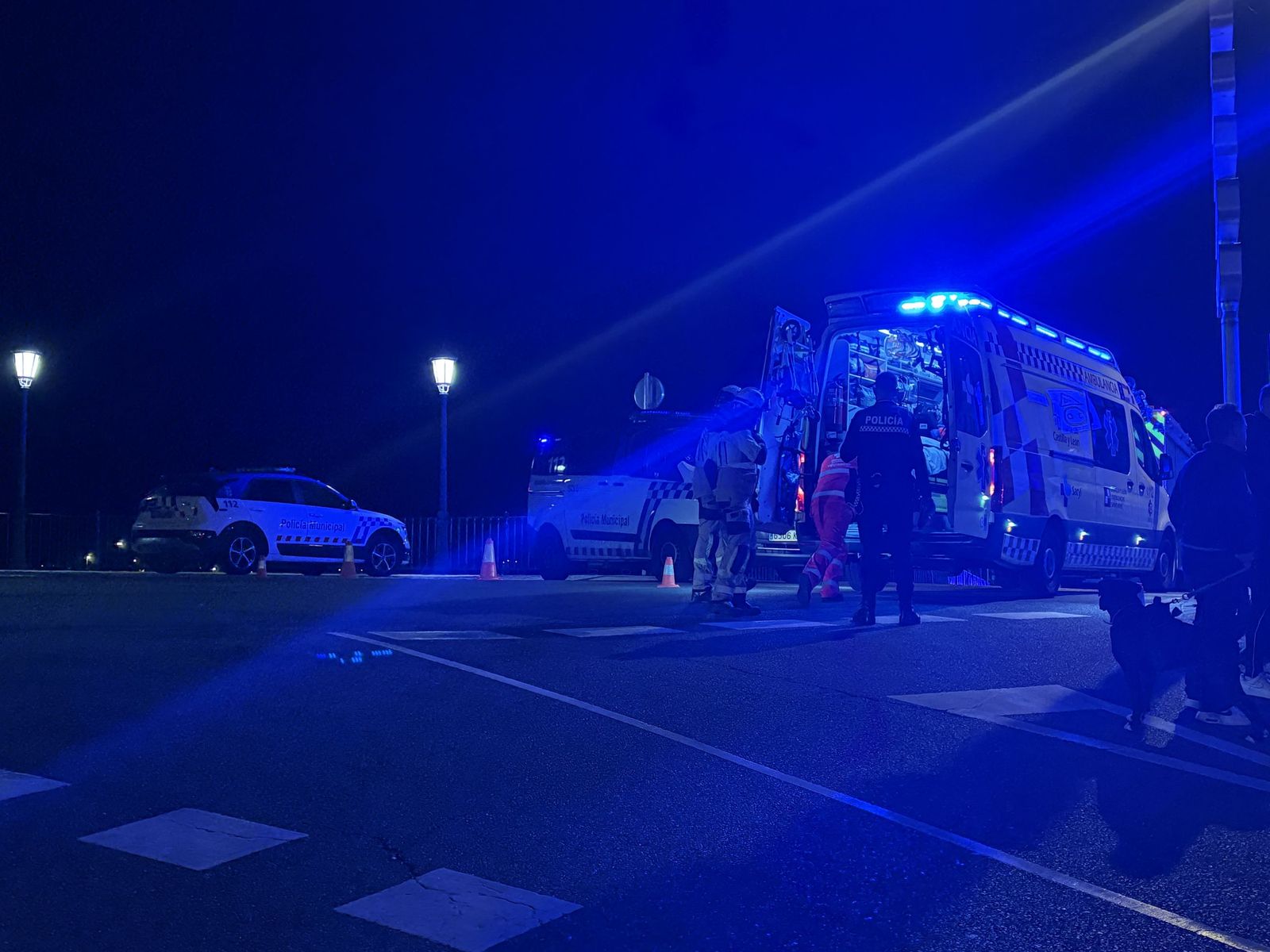 GALERÍA | Espectacular vuelco de un vehículo junto al Puente de Piedra