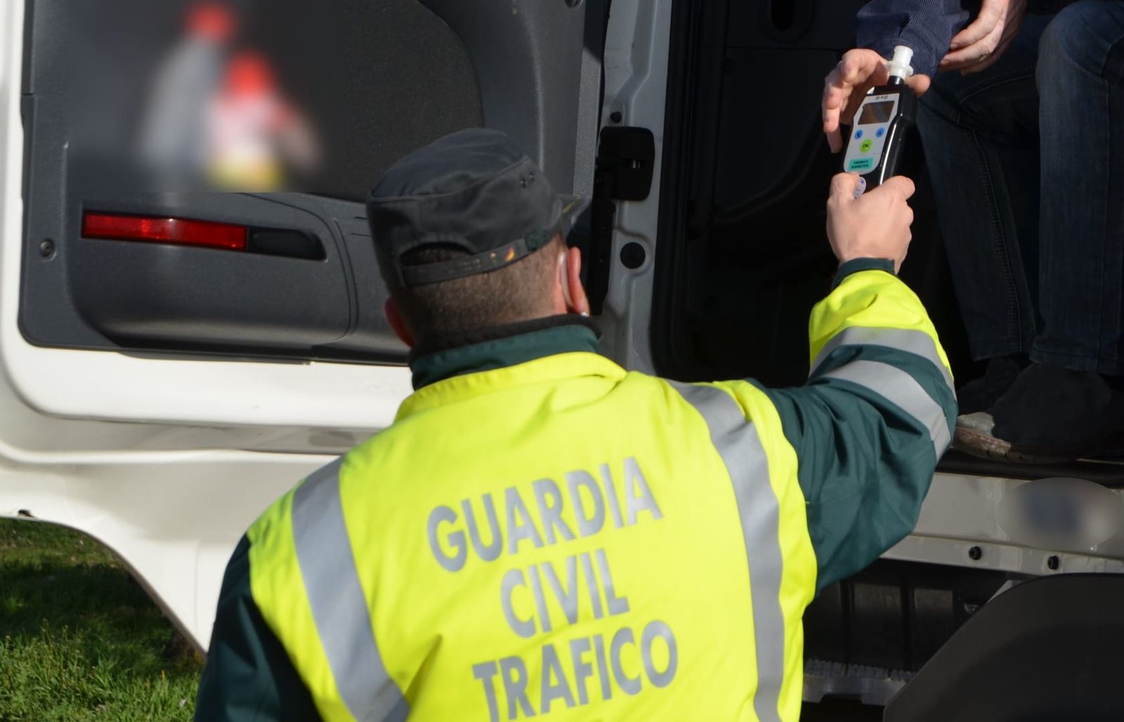 Un agente de la Guardia Civil realiza la prueba de alcoholemia