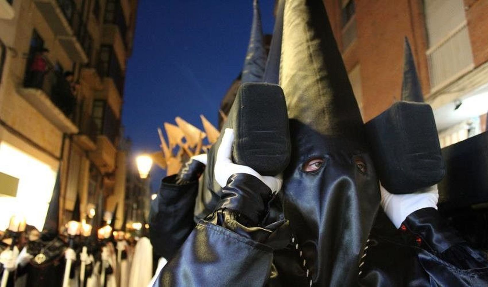 La Hermandad de Jesús en su Tercera Caída desfila en su 75 aniversario