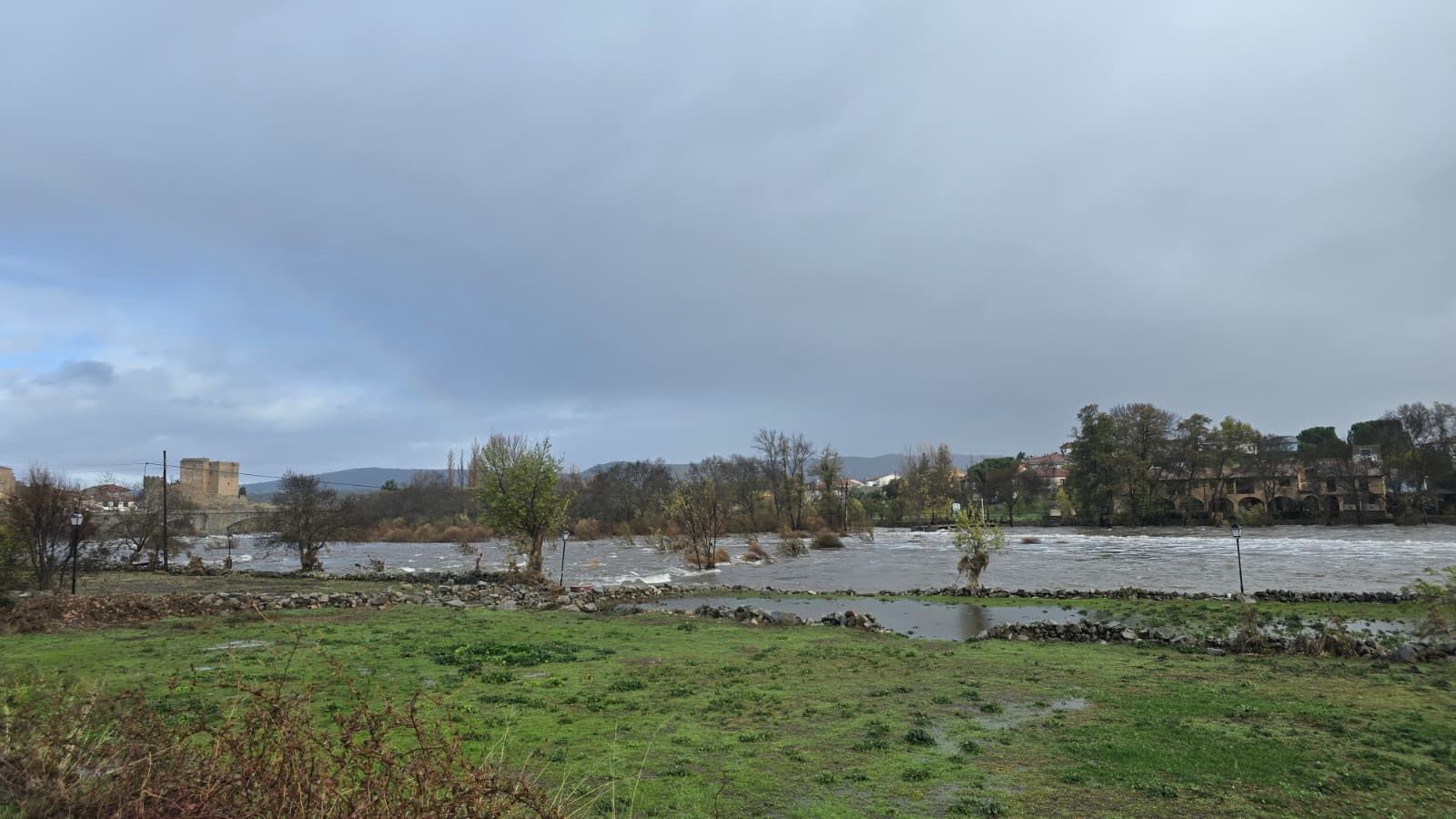 El río Tormes desbordado a su paso por El Puentes del Congosto tras el paso de la borrasca Claudia