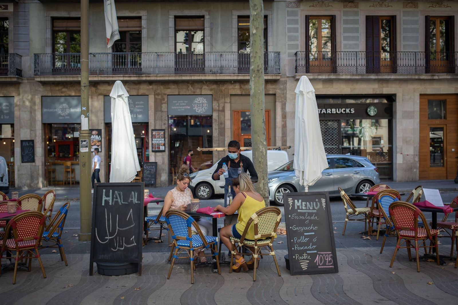 Dos mujeres comen en la terraza de un bar en Barcelona, Cataluña (España) a 14 de octubre de 2020.