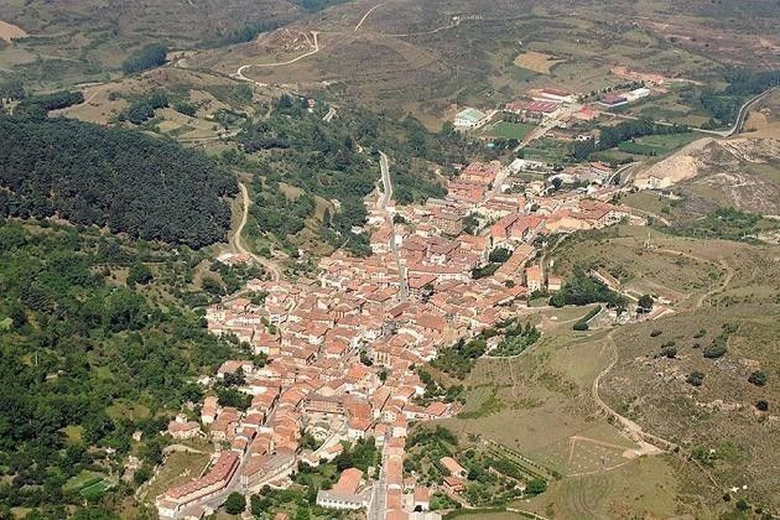 La Junta colabora con el Ayuntamiento de Pradoluengo para mejorar el ciclo del agua en la época estival de la localidad